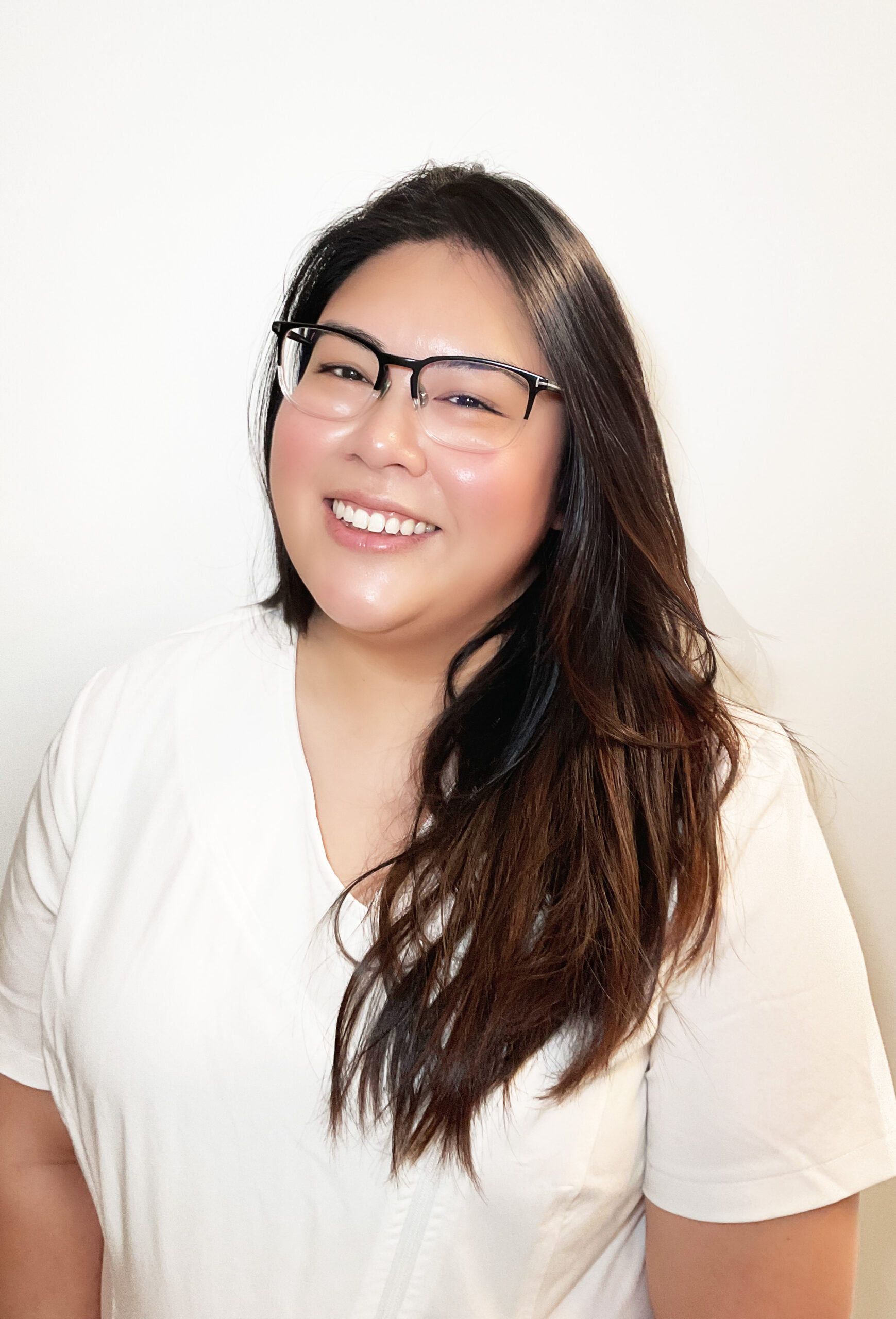 Headshot of a skilled master aesthetician poised to perform a Japanese headspa premium treatment or facial massage, showcasing her expertise and dedication to using all-natural products at Oo Spa.